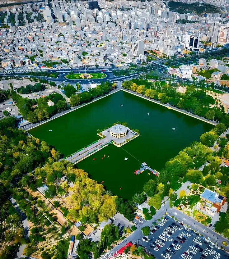 منظره شهری تبریز با معماری سنتی و خیابانهای پررفتوآمد