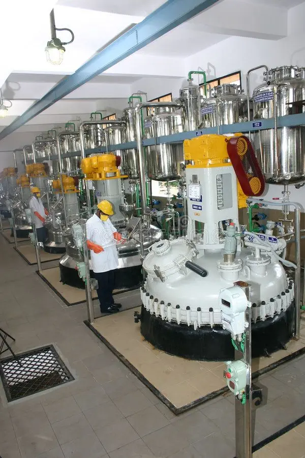 خط تولید دارویی در یک کارخانه مدرن