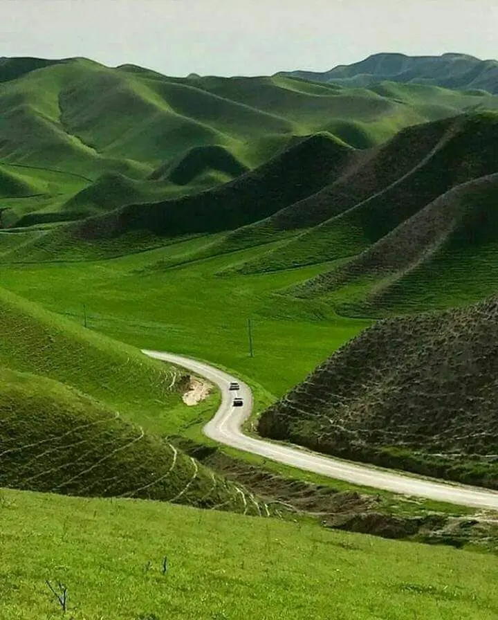 منظره دره شاهرود با صخره‌های مرمری و رودخانه