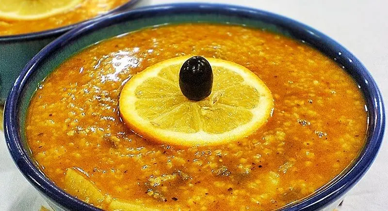 کباب اردبیلی روی چوب، با دود و نور گرم، در یک رستوران سنتی