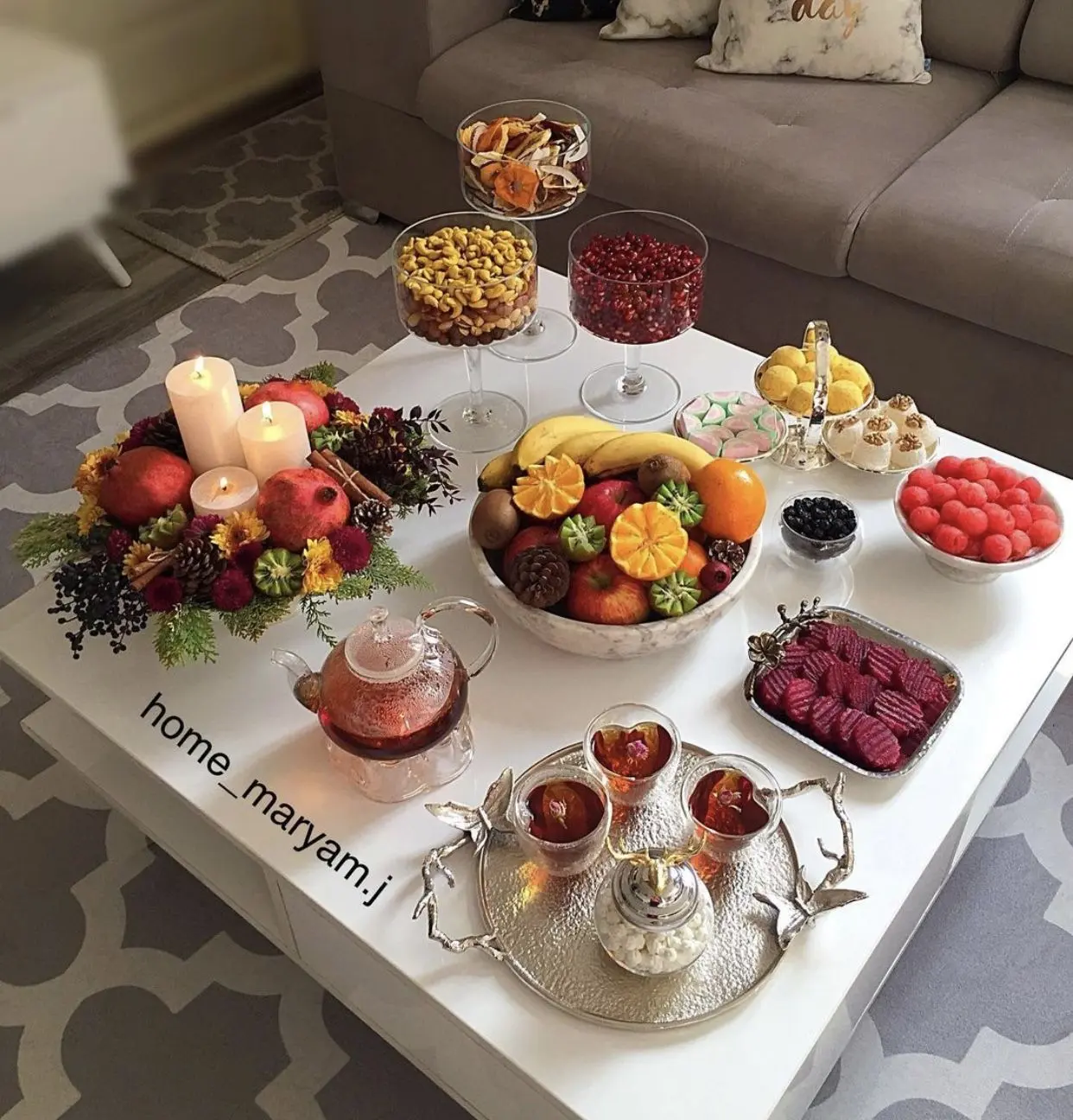 میز یلدا با چراغ‌های گرم و وسایل سنتی برای ایجاد فضای دلنشین