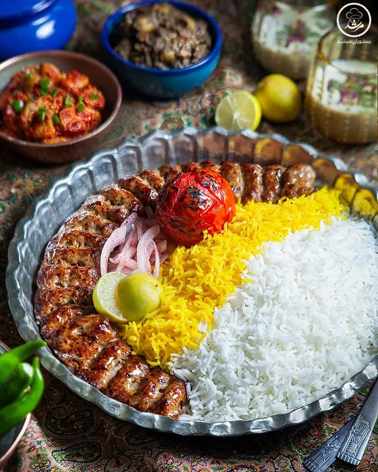 آش رشته، یکی از غذاهای محلی مرکزی ایران با مواد ساده و روش سنتی پخت