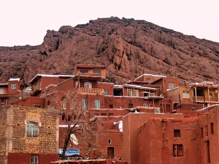 منظره کوههای سرخ و زرد روستای ابیانه
