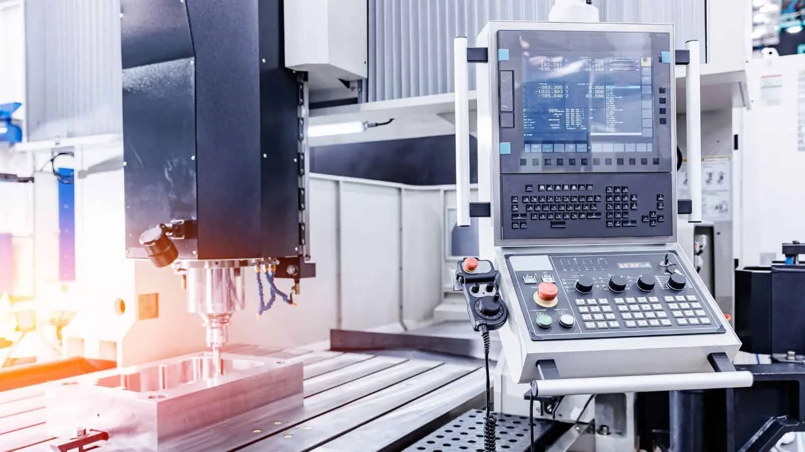 ماشین‌آلات CNC در حال انجام عملیات برش دقیق بر روی فلز