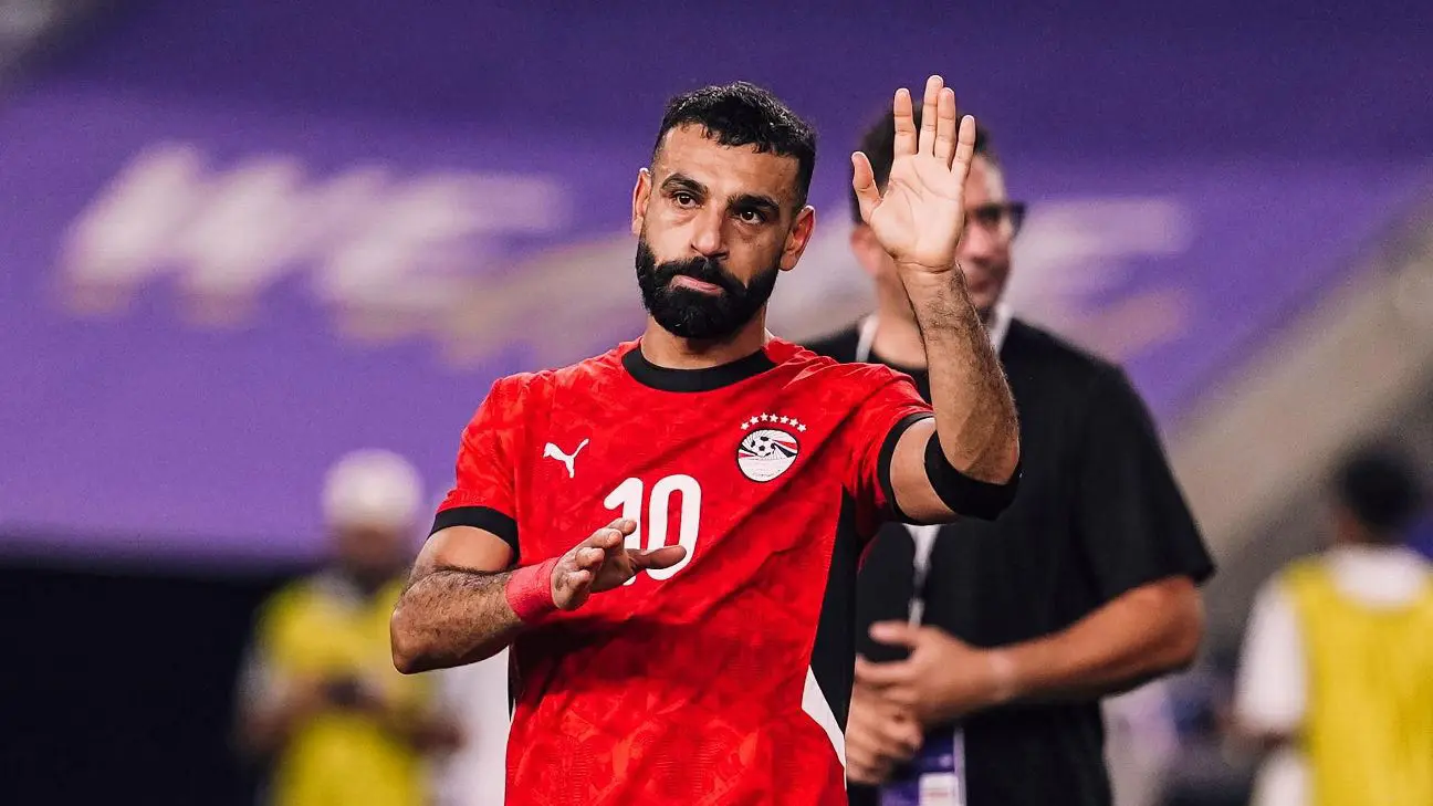 محمد صلاح در حال جشن قهرمانی با تیم ملی مصر در جام ملتهای آفریقا