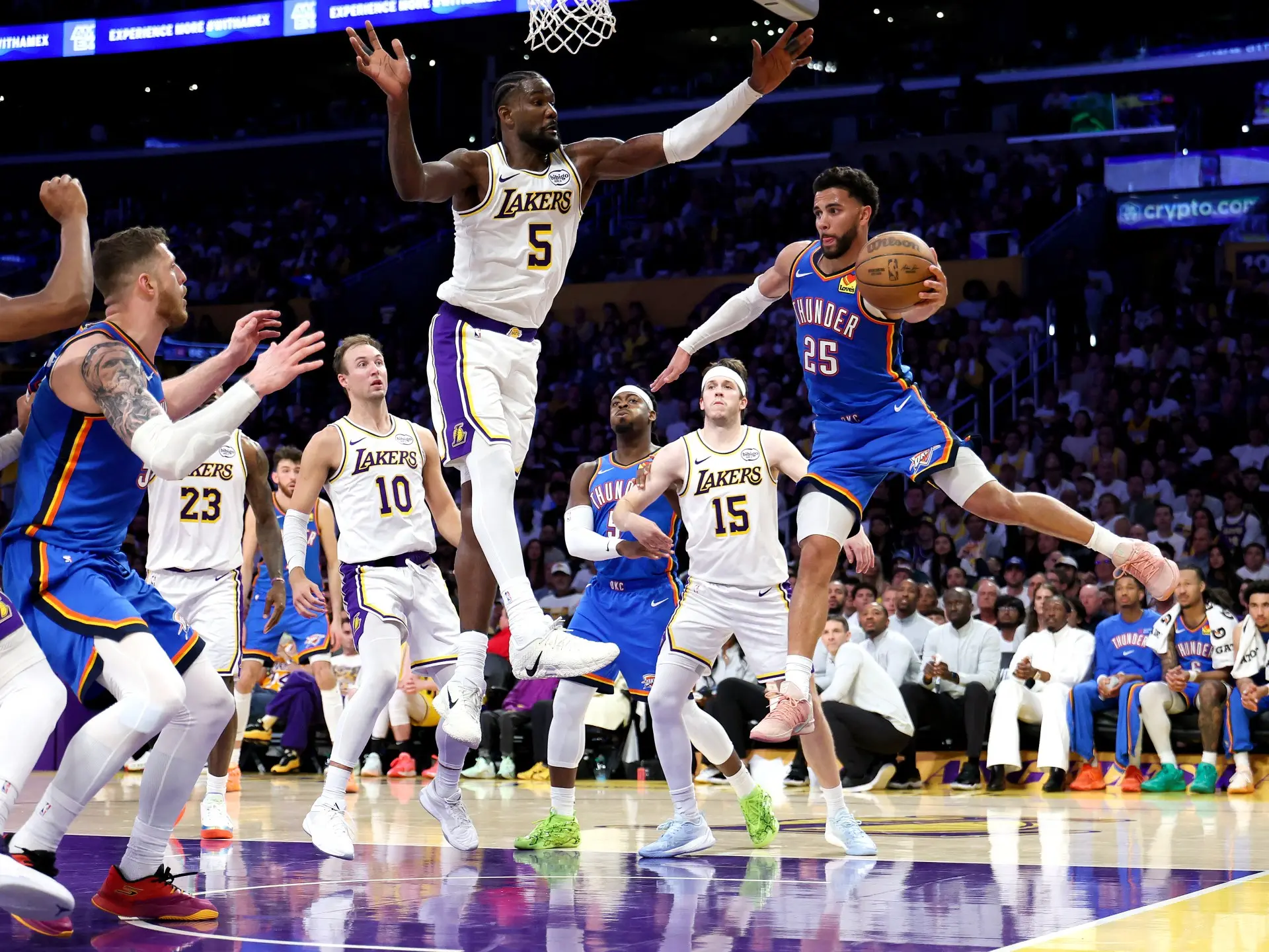 یک بازی رسمی بین دو تیم NBA در حین انجام مسابقه