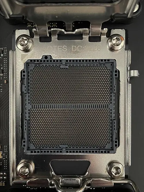 سوکت AM5 پردازندههای Ryzen 7000 با پینهای قابل مشاهده