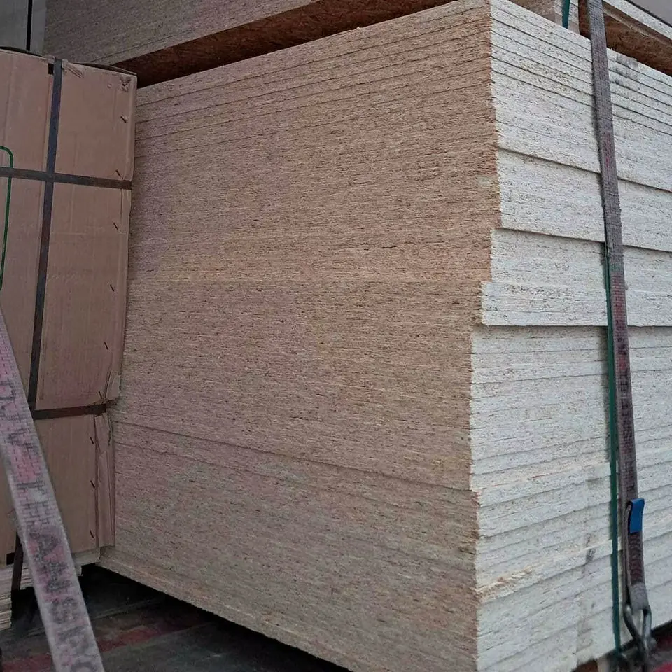 نمونهای از ورق OSB با لایهبندی مشخص و الیاف چوبی جهتدار