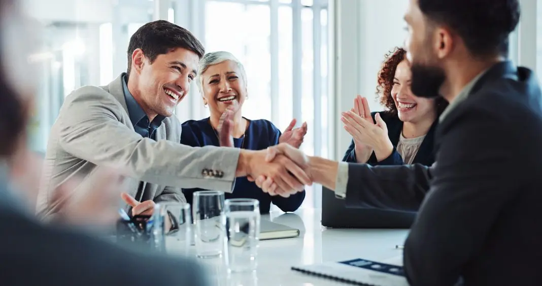 یک دفترچه یادداشت با عنوان ایدههای کسبوکار و لیستی از نیازهای بازار