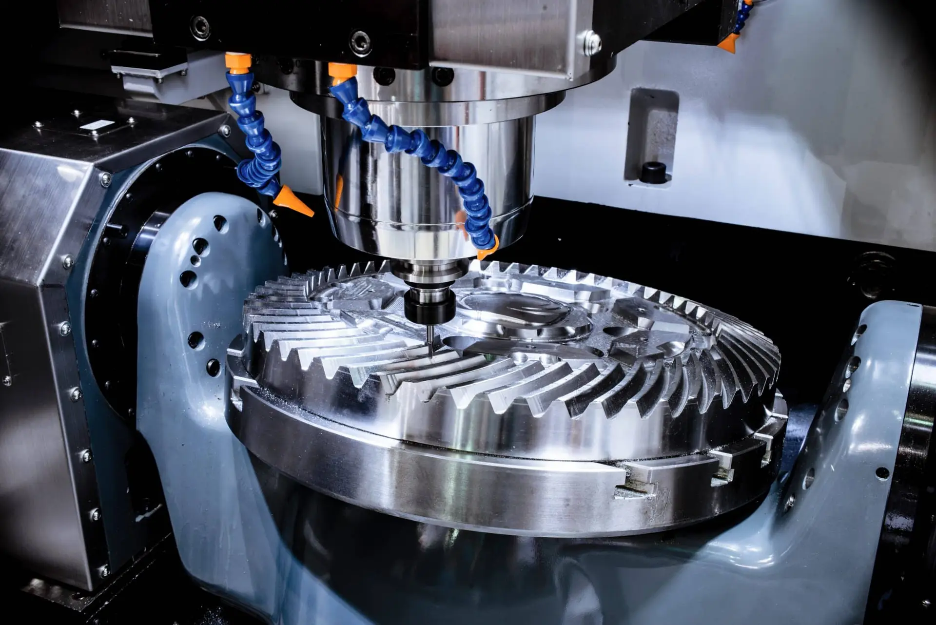 اپراتور دستگاه تراش CNC در حال تنظیم پارامترهای برنامه و کنترل دقت عملیات
