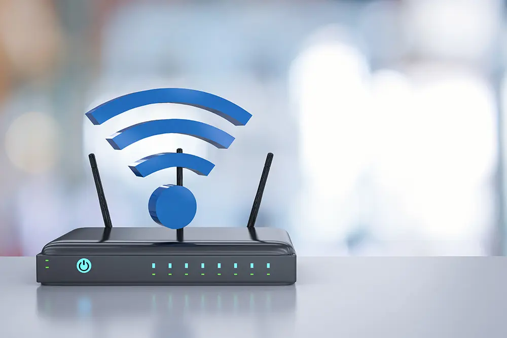 یک فرد در حال استفاده از تلفن همراه با فعالسازی VPN برای امنیت بیشتر