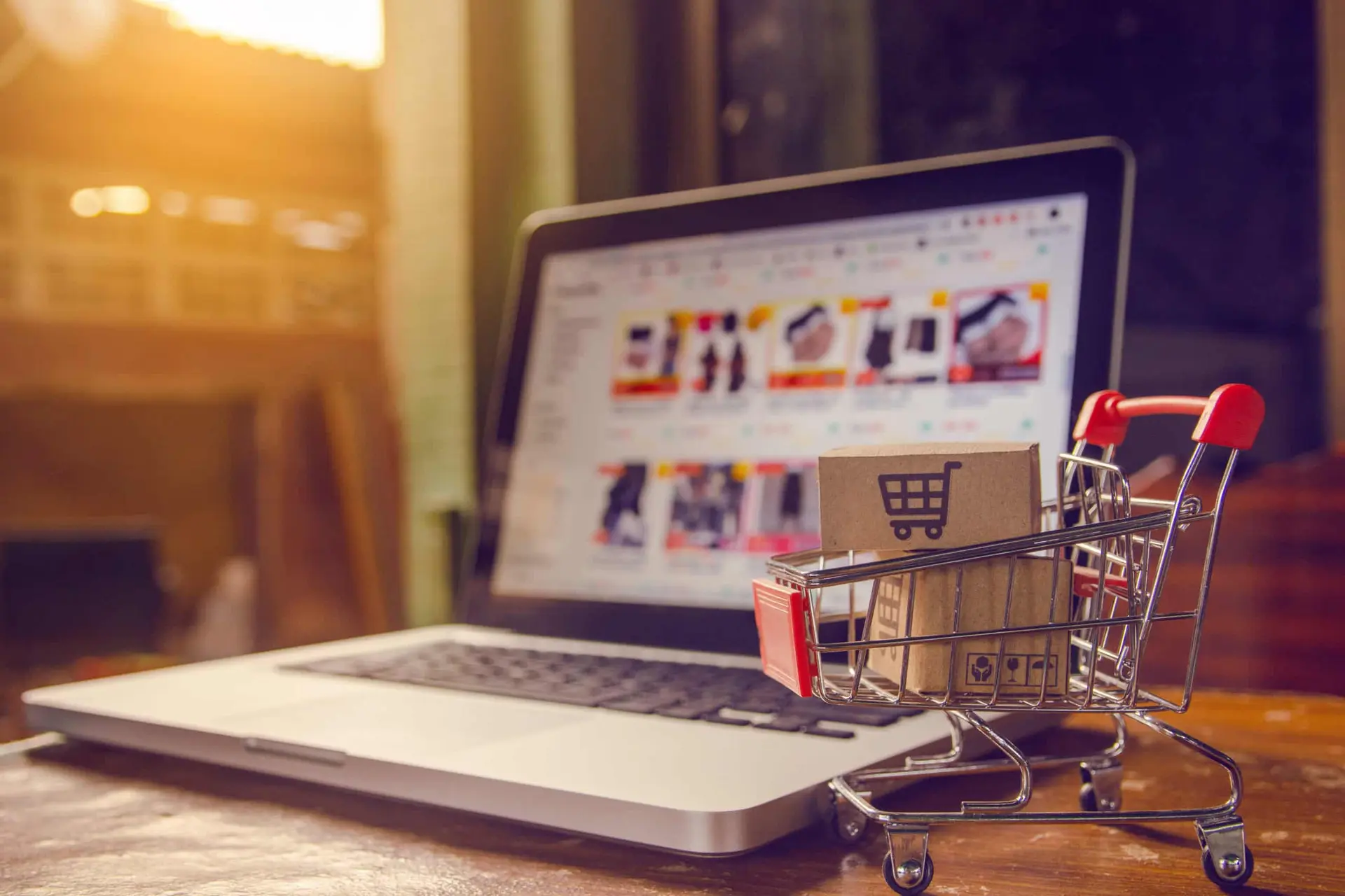 یک صفحه نمایش تبلیغاتی برای محصولات الکترونیکی در یک فروشگاه اینترنتی
