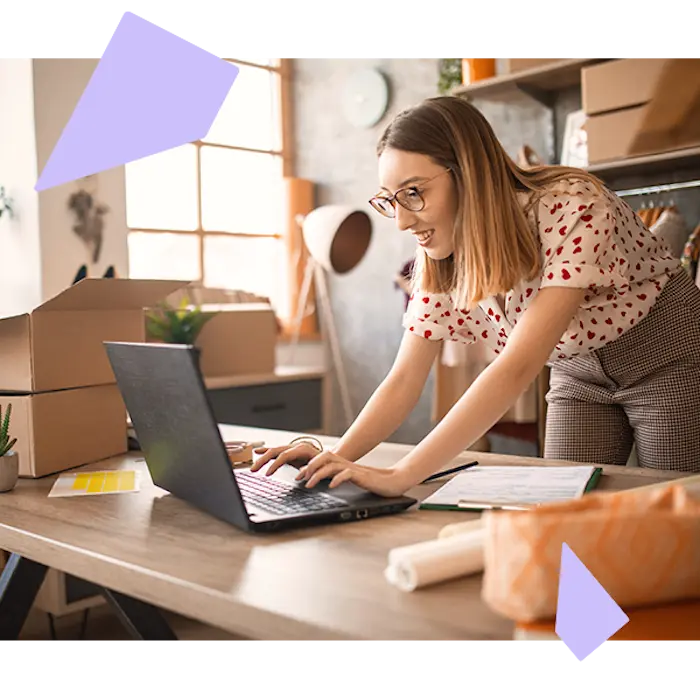 یک محیط کار مدرن با تجهیزات دیجیتال و ابزارهای مدیریت پروژه