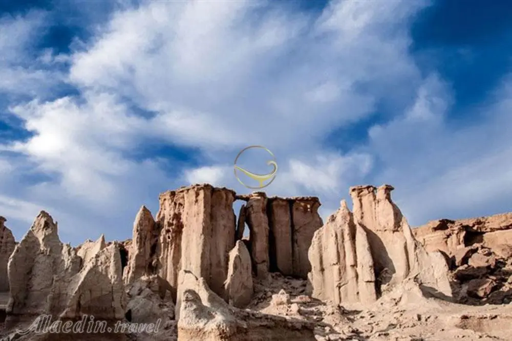 منظره بیابانی و دشت نمکی قشم با رنگهای متنوع و آسمان صاف