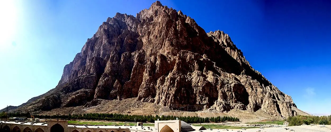 بیستون؛ راهنمای بازدید از میراث تاریخی کرمانشاه از نگاه کاربردی