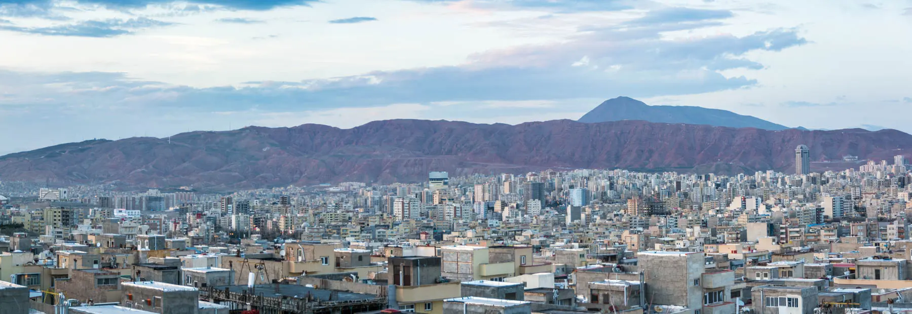 منظره کوهستانی اطراف تبریز با طبیعت سبز و کوه سبلان