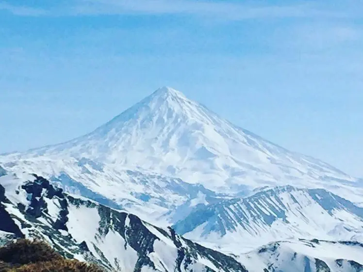 جاده خاکی و مسیرهای کوهستانی دشت لار با درختان و گیاهان بومی