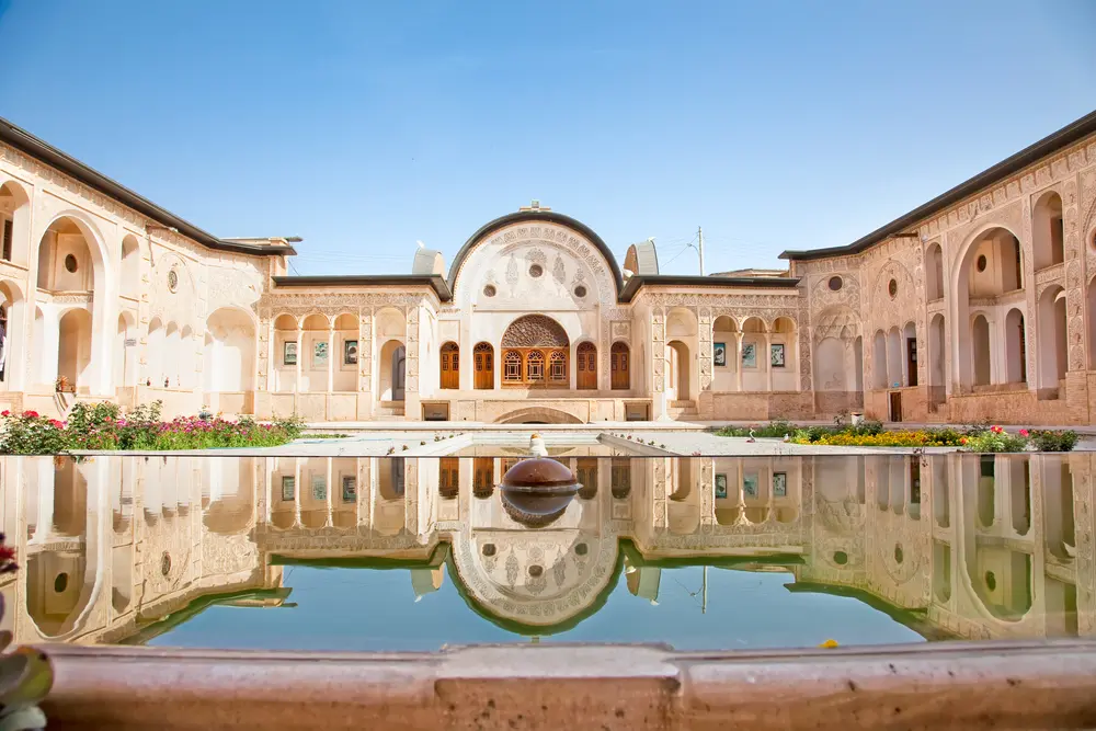 باغ تاریخی کاشان با معماری سنتی و درختان زیبا