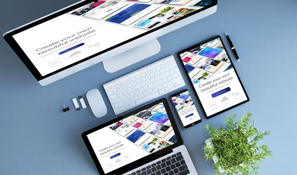 یک صفحه نمایش لپتاپ با سایت خبری بهینه شده و نمایش نتایج جستجو گوگل