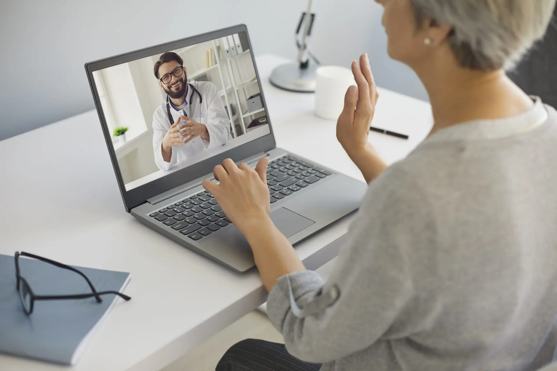 یک فرد در حال مشاوره آنلاین با استفاده از لپتاپ و هدست