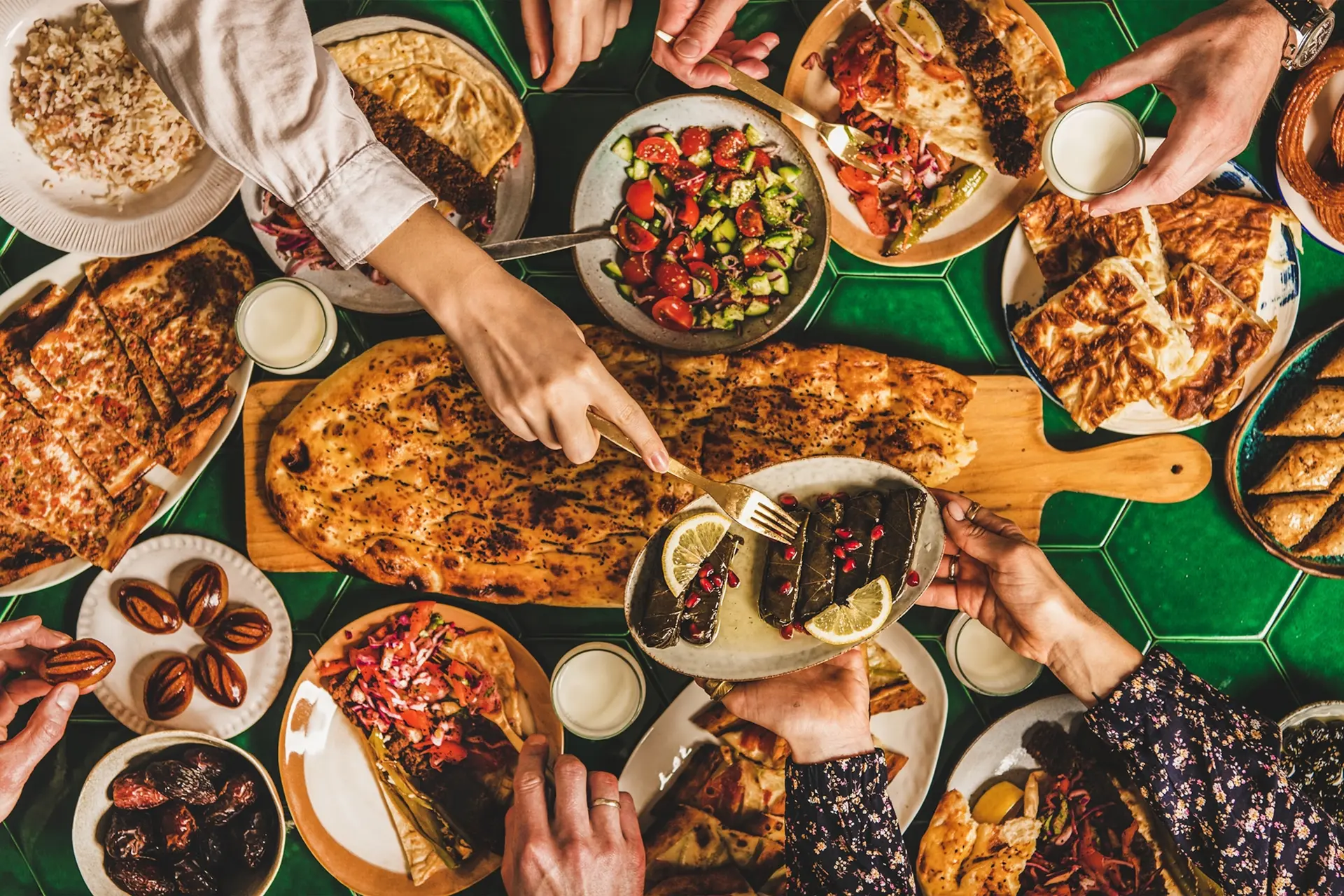 میز افطار سنتی با غذاهای گرم و خانگی
