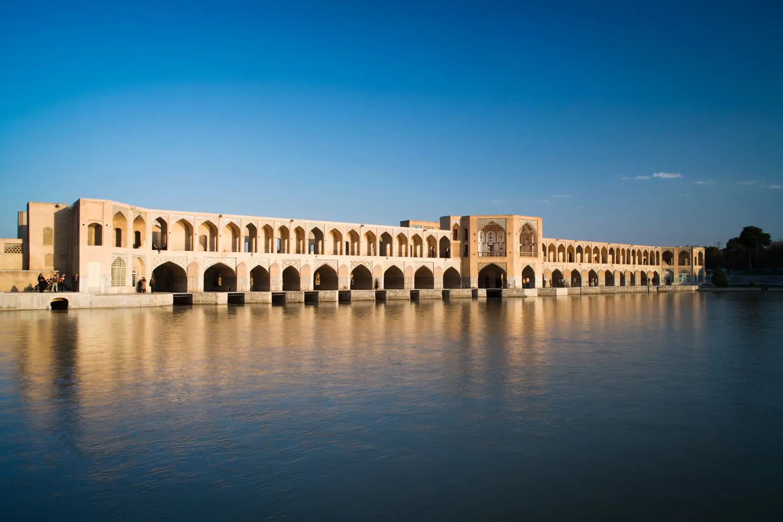 نمایی از پل خواجو اصفهان با معماری زیبا و تزیینات کاشیکاری شده