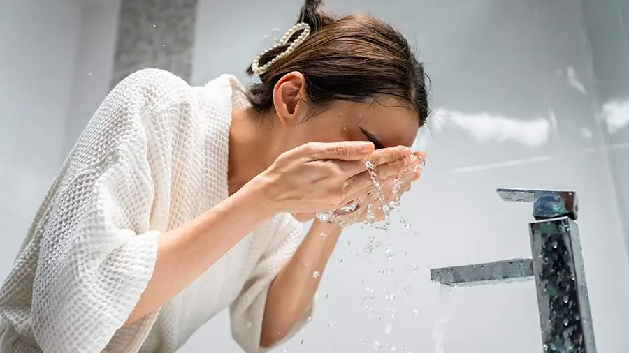 مراحل صحیح شست‌وشوی صورت با استفاده از محصولات مناسب و حرکات ملایم