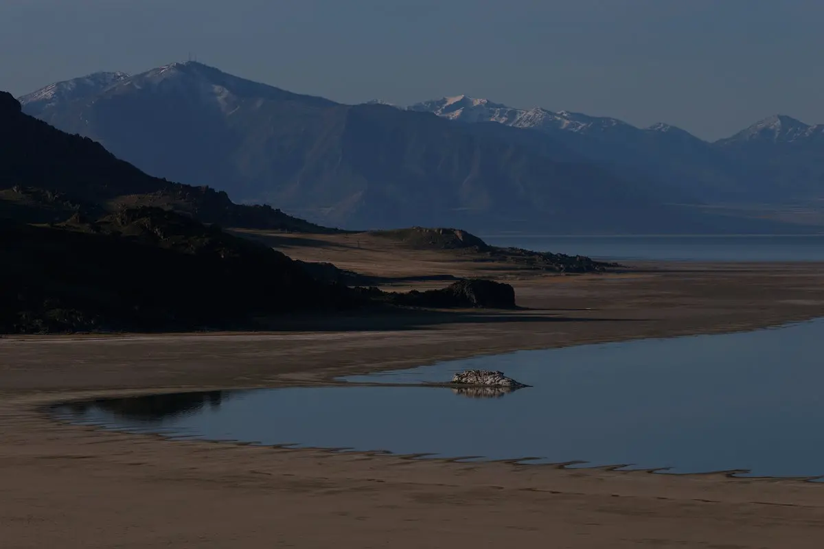 آبشار نمکآبرود با آب شل و پرش آب در میان صخرههای طبیعی