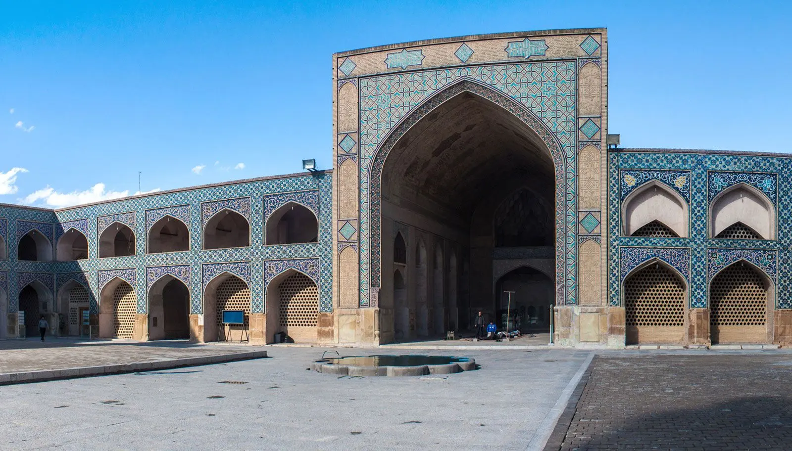 مسجد جامع اصفهان با معماری اسلامی و گنبدهای بزرگ