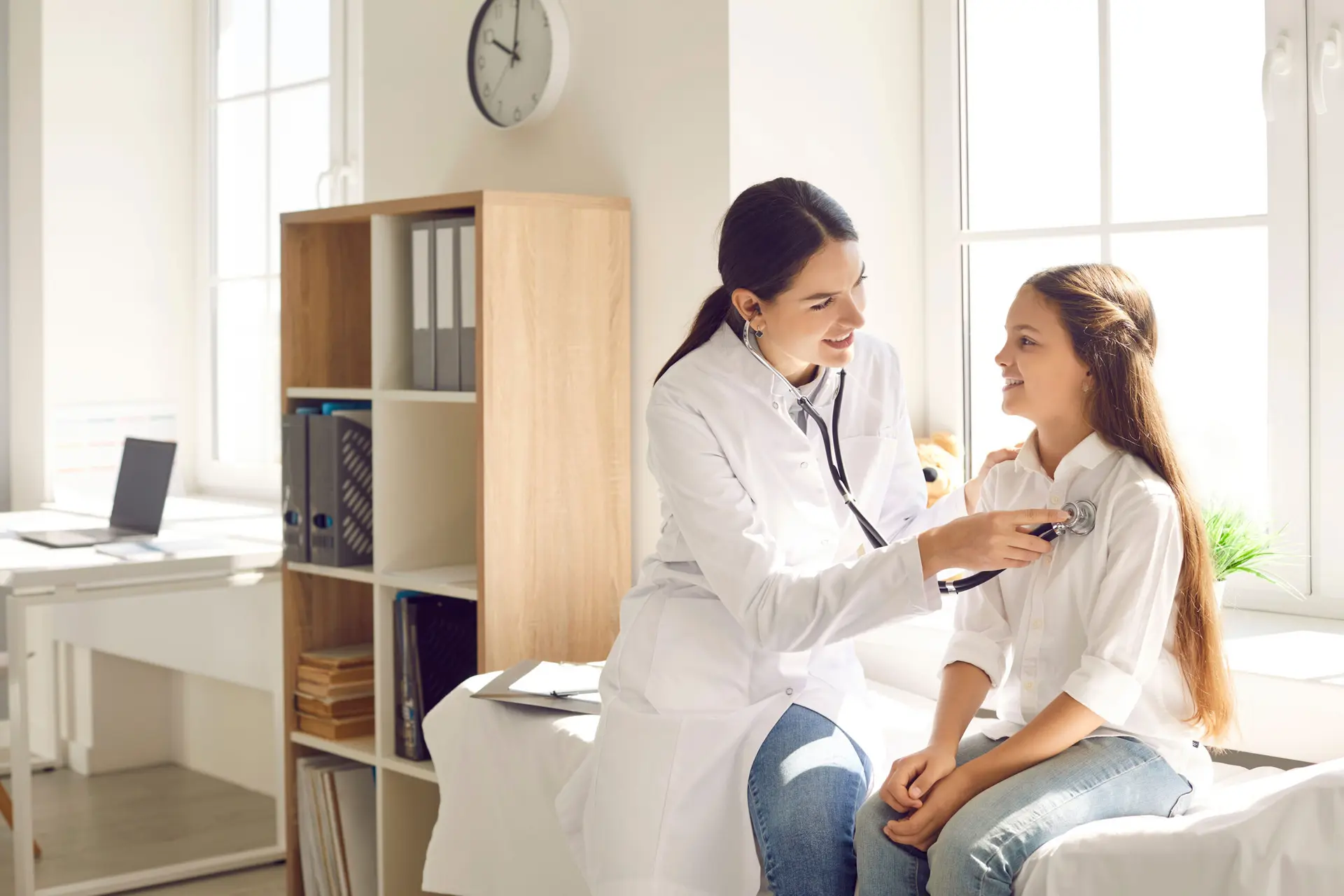 مرد جوانی در حال پیادهروی در طبیعت به عنوان نماد سلامت و فعالیت بدنی