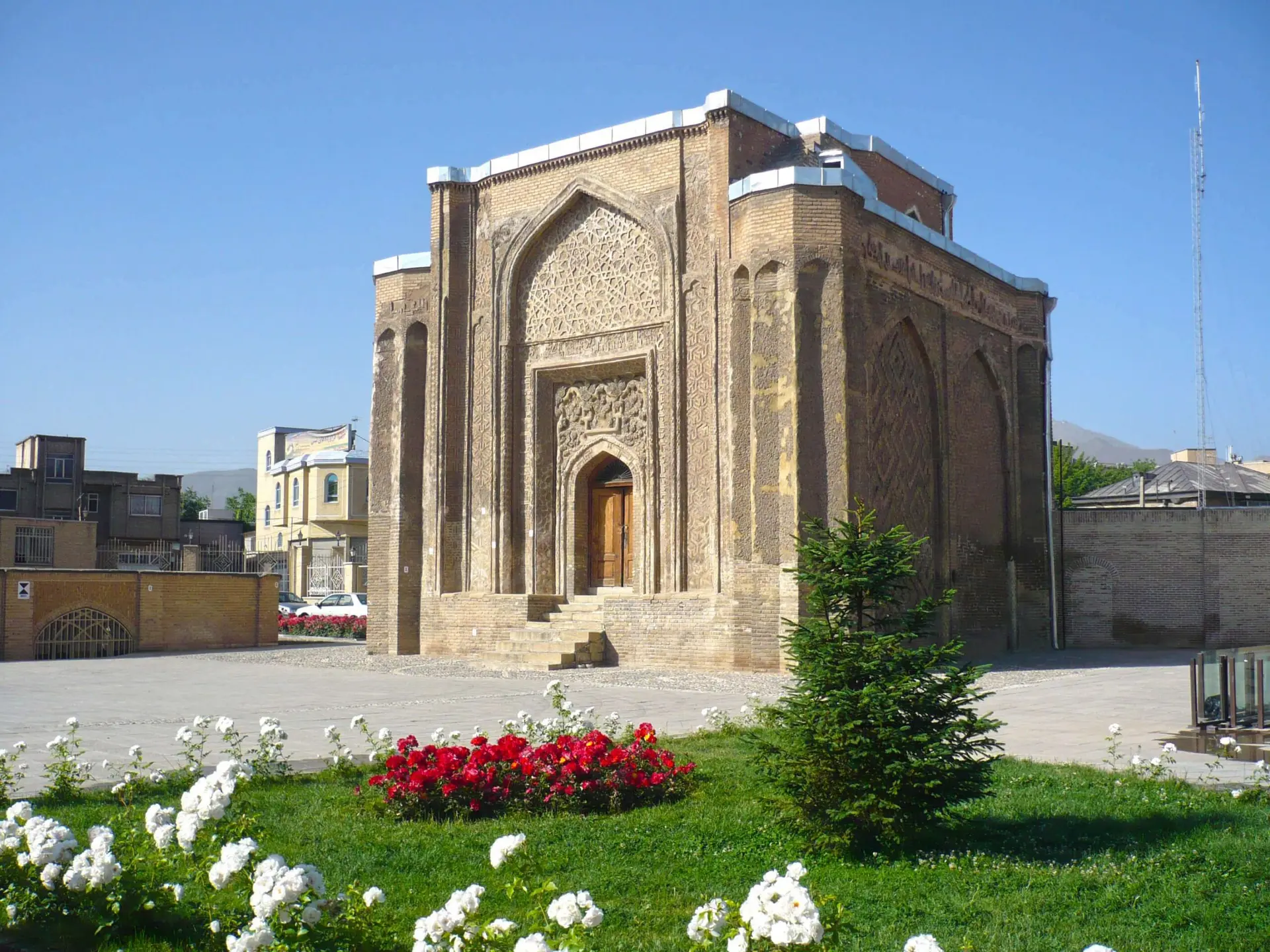 منظره تاریخی گنبد علی سامانی در همدان