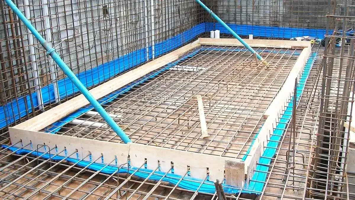 نصب واتراستاپ در مفاصل بتن برای جلوگیری از نفوذ آب در سازه‌های زیرزمینی