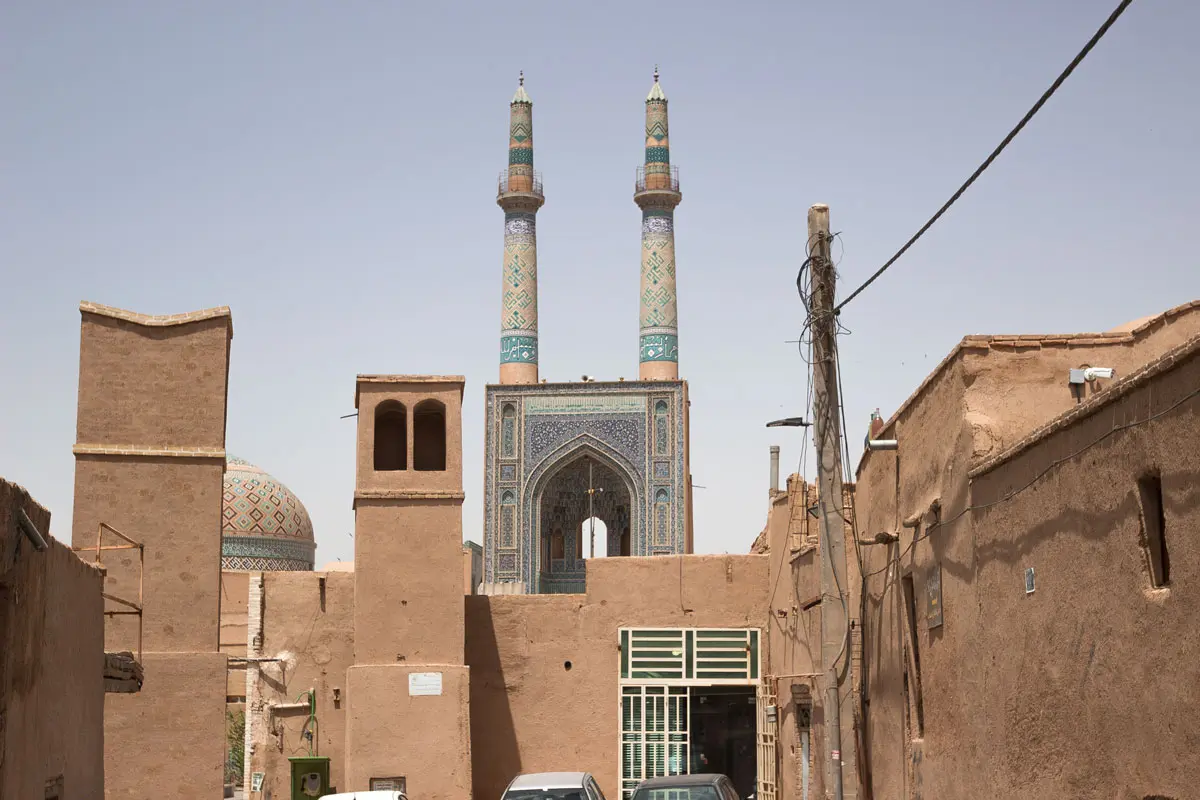 برج باد یزد با معماری سنتی و منظره‌ای زیبا از شهر