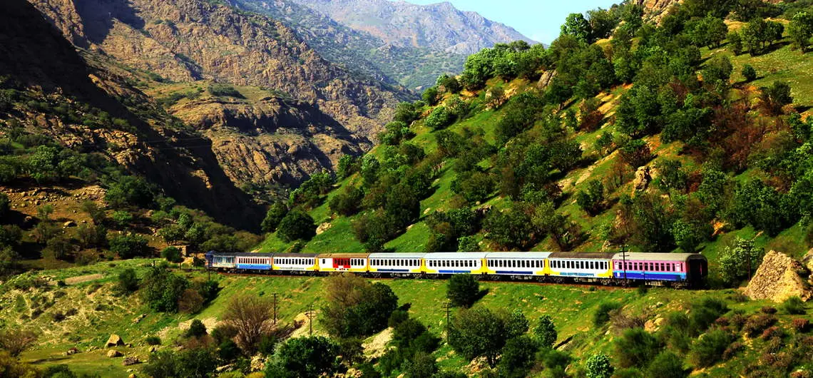 قطار مسافربری در مسیر تهران به مشهد با منظره کوهستانی