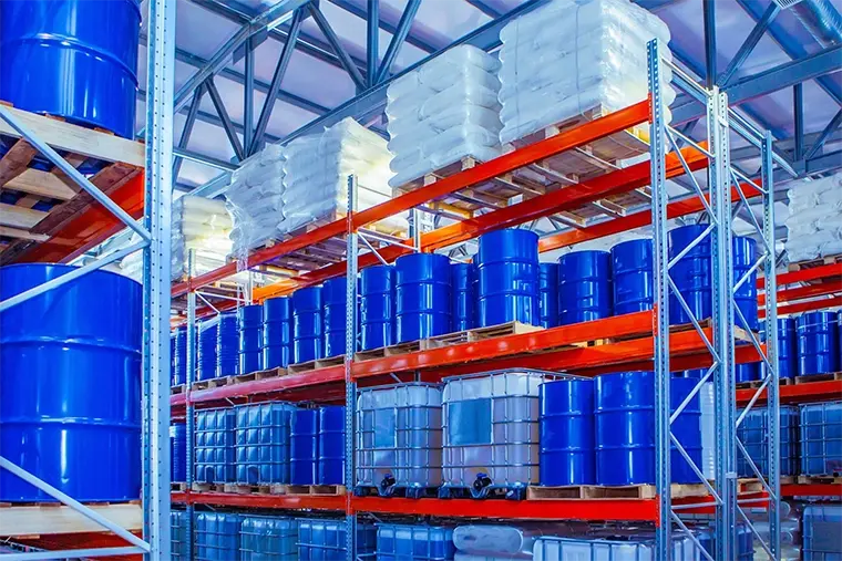 ظروف مختلف برای نگهداری مواد شیمیایی صنعتی در انبار