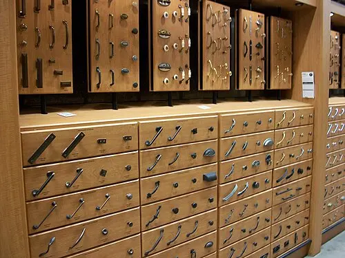 یراق‌آلات کابینت چیست و کیفیت آن چه تأثیری بر عمر کابینت دارد؛ بررسی نکات و جزئیات مهم