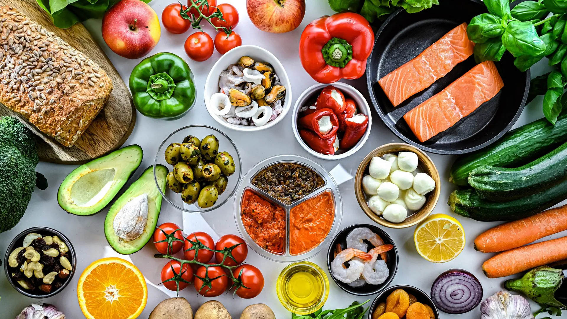غذاهای متنوع رژیم مدیترانهای با سبزیجات، ماهی، آجیل و روغن زیتون