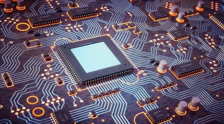 نمایی از خط تولید تراشههای نیمهرسانا در یک کارخانه مدرن