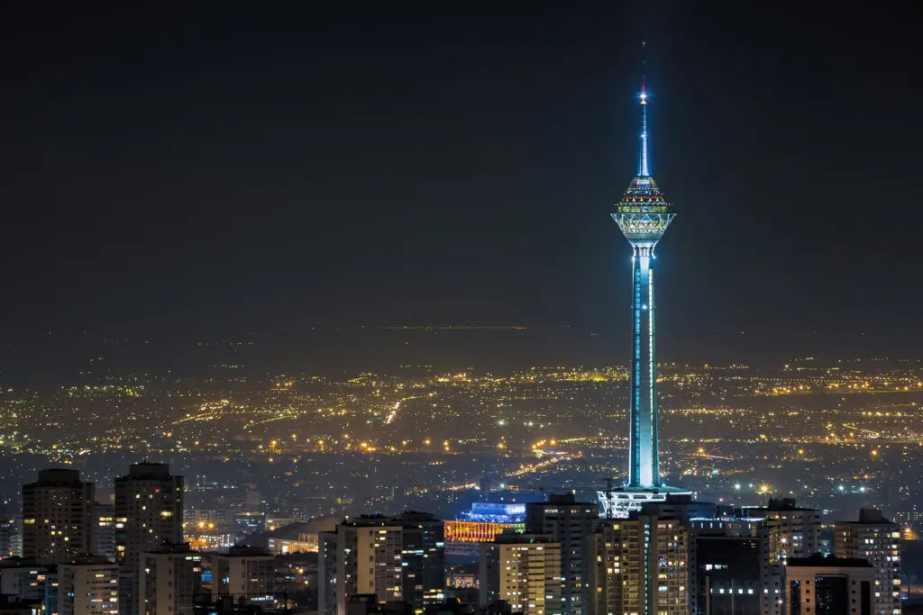 برج میلاد در شب با نورپردازی ویژه و نمای کلی از شهر تهران