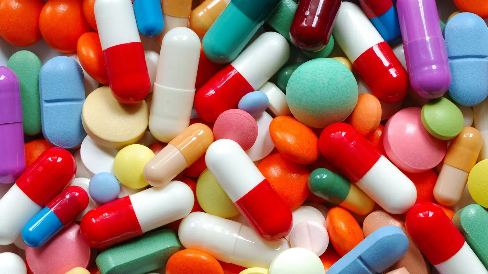 یک پزشک در حال بررسی نتایج آزمایشات برای تعیین بهترین روش کاهش دوز دارو