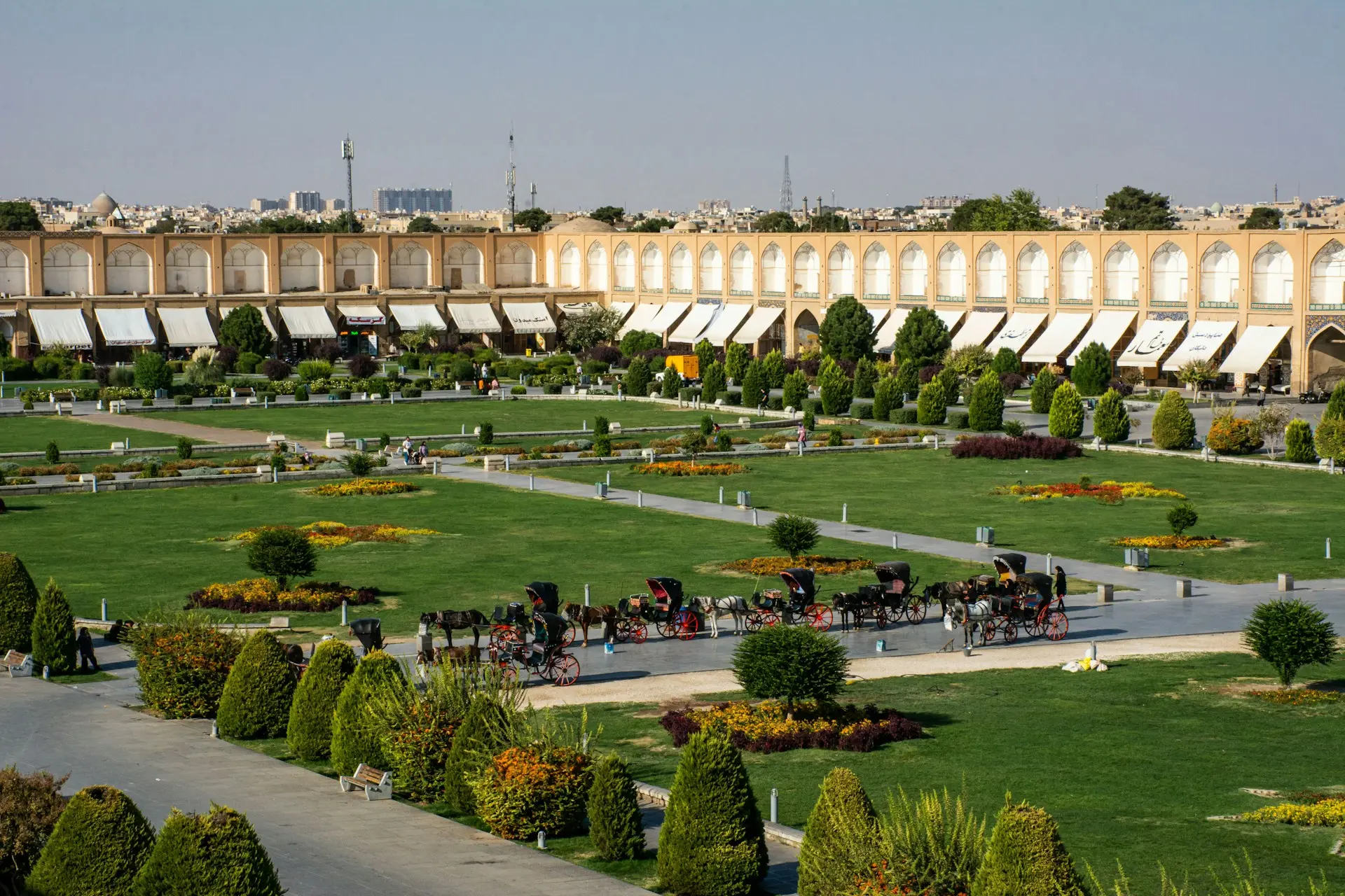 میدان نقش جهان با معماری تاریخی و گنبدهای زیبا