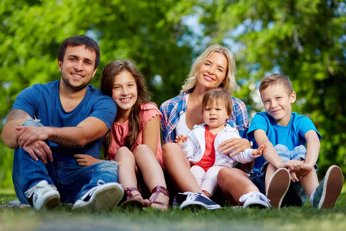 خانواده‌ای در حال گذراندن وقت با یکدیگر و ایجاد خاطرات مثبت