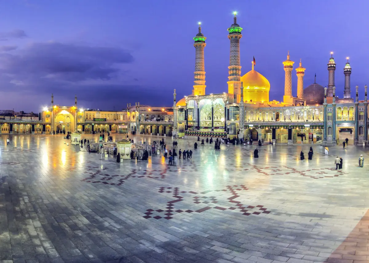 میدان اصلی حرم فاطمه معصومه در قم با معماری زیبا و زیارتکنندگان