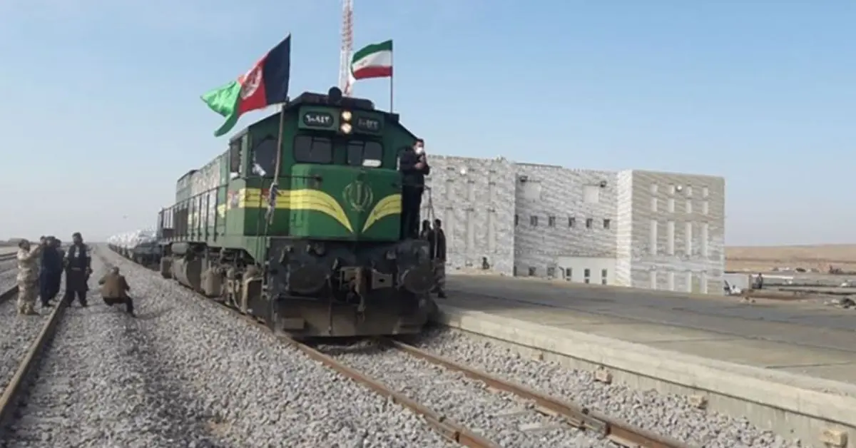 منظره راه‌آهن در منطقه کوهستانی ایران با خط آهن و تونل