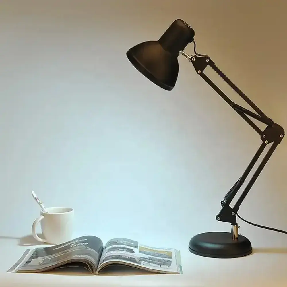 یک فرد در حال مطالعه با استفاده از تاب مطالعه مناسب که به راحتی و حمایت کافی برای بدن نشان میدهد
