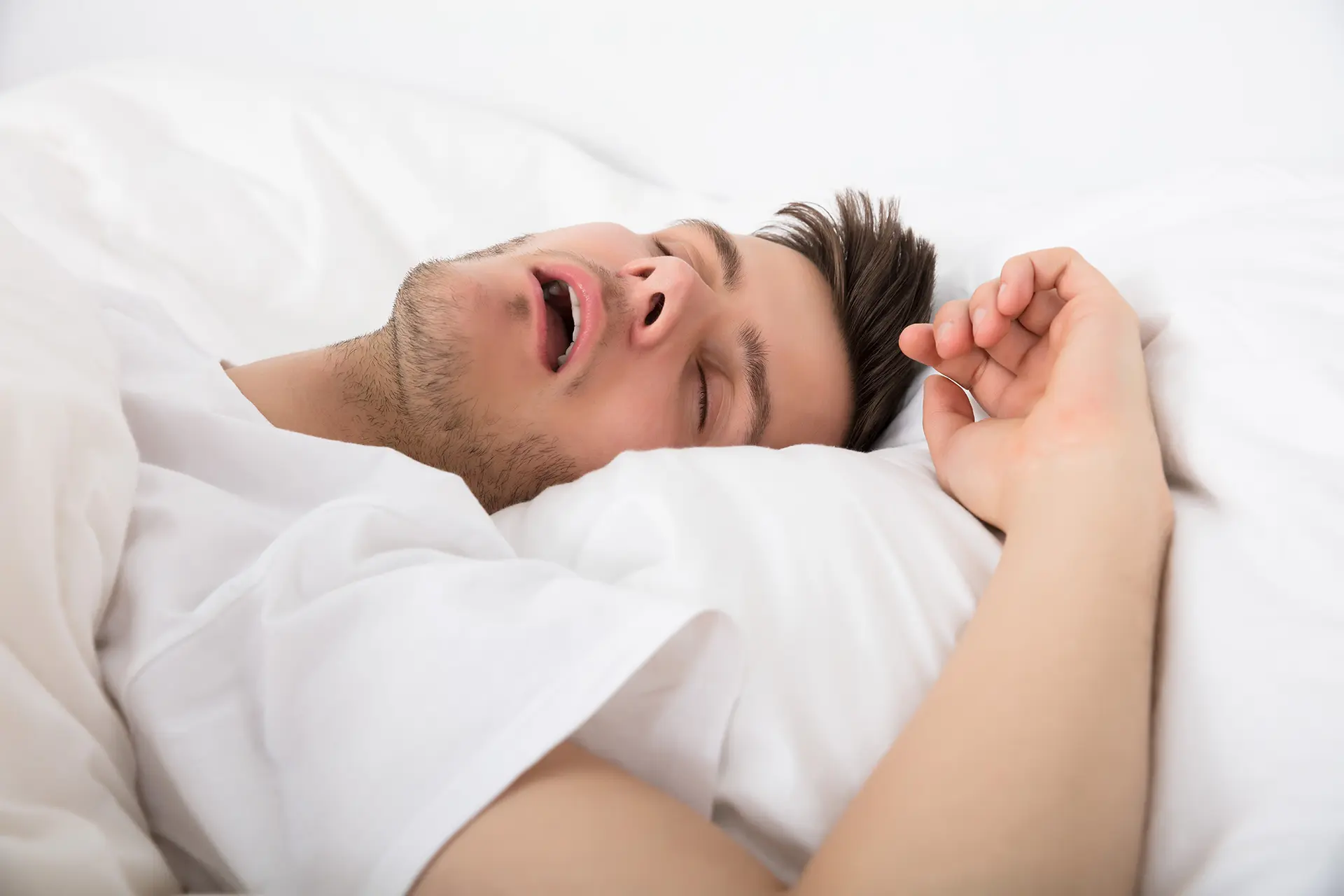 یک فرد در حال استفاده از دستگاه CPAP که برای درمان آپنه خواب استفاده میشود