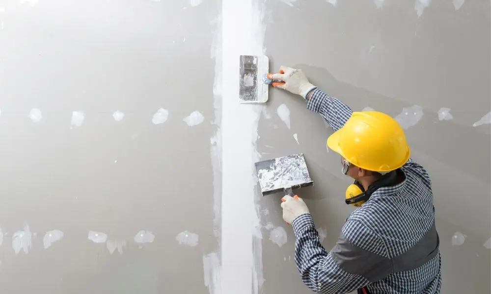 ابزارهای تخصصی نصب نمای خشک شامل چاقو گچ‌کاری و میزکوب