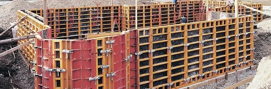 مقایسه بین قالب پلاستیکی و قالب سنتی چوبی در یک پروژه ساختمانی
