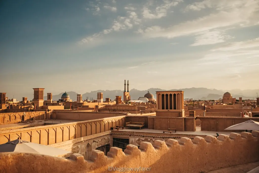 منظره غروب در یزد با آسمان صورتی و خانههای تاریخی