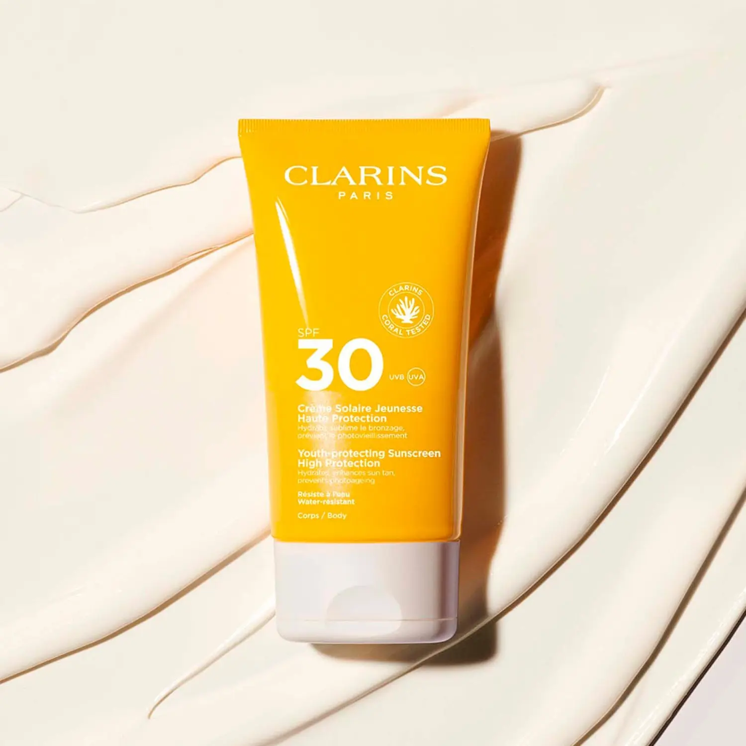 یک فرد در حال اعمال کرم ضدآفتاب با SPF بالا